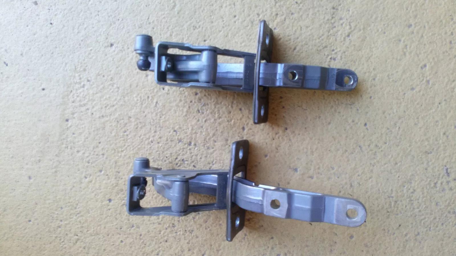 Saab 9-5 station wagon tailgate hinge 2pcs part no:5182100 year:1999-09