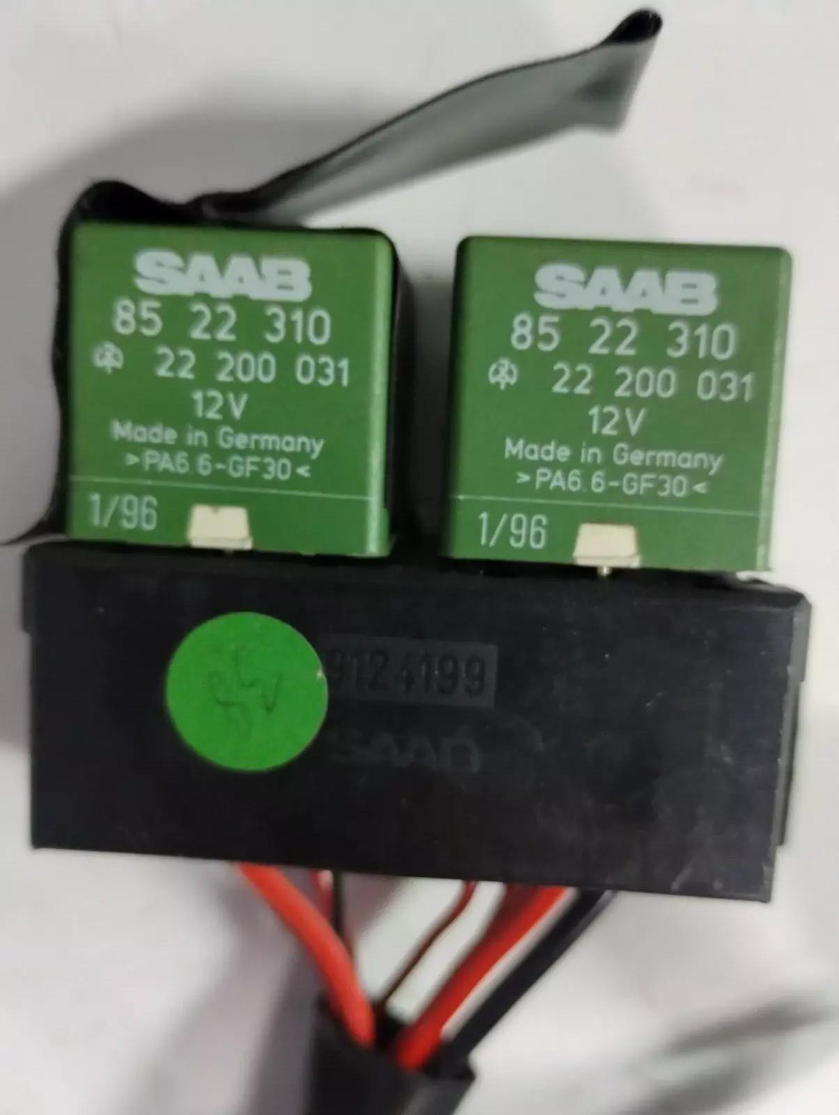 Saab 900 Cabrio Connenctor housing with relay No: 9124199, 8522310