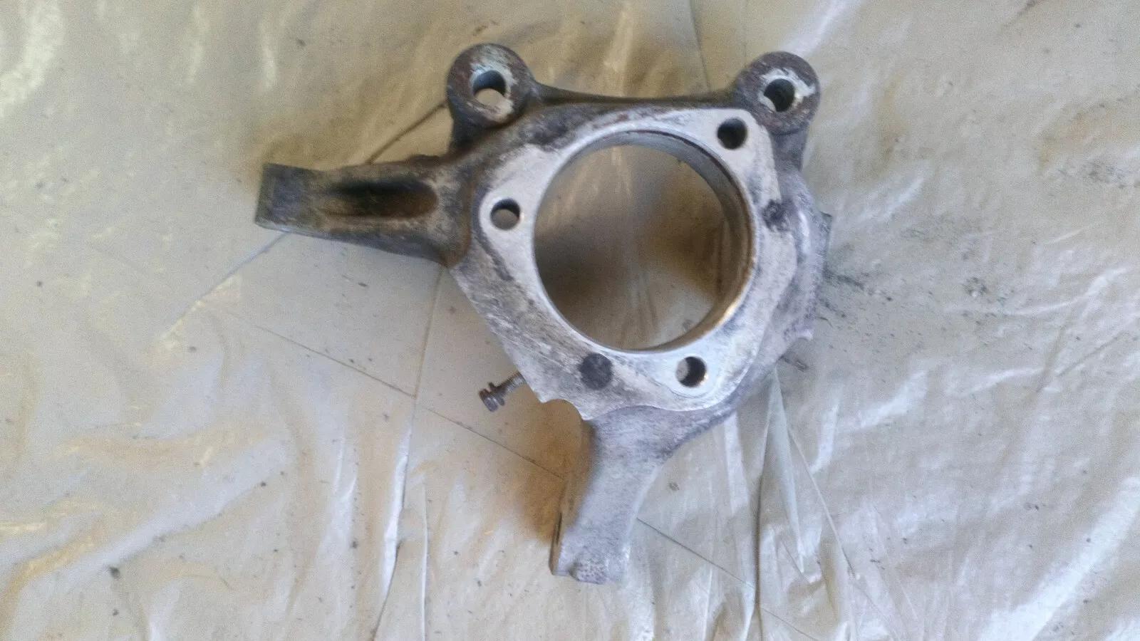 SAAB 9-5 wheel hub right part no:5233697 year:2002-09