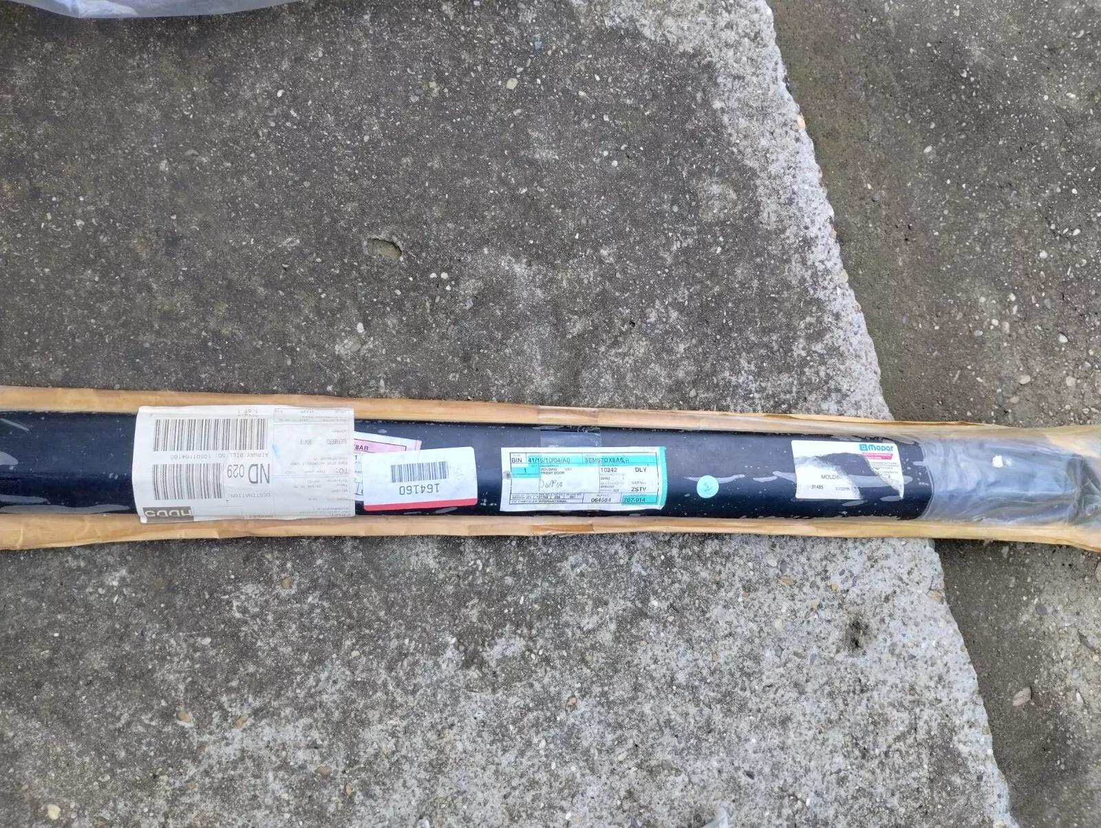 Chrysler, Mopar, genuine door molding Nr: 5EM57TZZAC