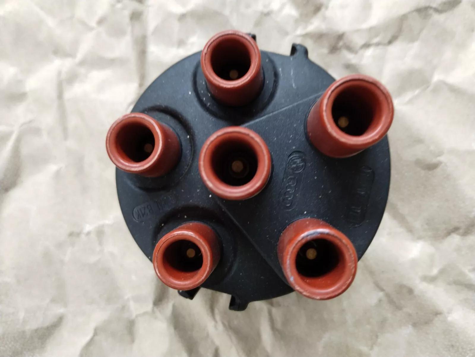 Genuine Volkswagen / Audi Distributor cap No : 034905207B